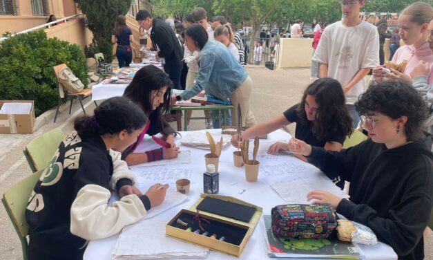 El Arzobispo Lozano celebra el Día del Libro con un taller de escritura con pluma y un mercadillo