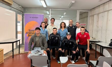 Monitores deportivos se forman para atender a menores neurodivergentes