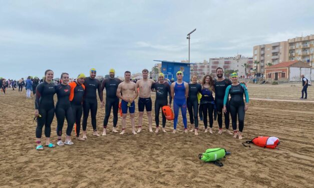 Alejandro Giménez lidera al Club Natación Jumilla en la Vuelta a Nado Faro de Mazarrón