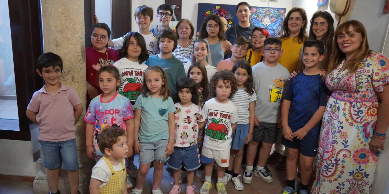 Los alumnos de los talleres de pintura y macramé exponen los trabajos del curso