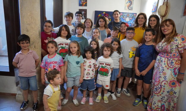 Los alumnos de los talleres de pintura y macramé exponen los trabajos del curso