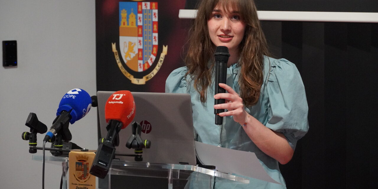 La joven escritora Elena López presentó “literariamente” la revista Pleita