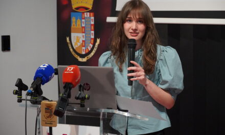 La joven escritora Elena López presentó “literariamente” la revista Pleita