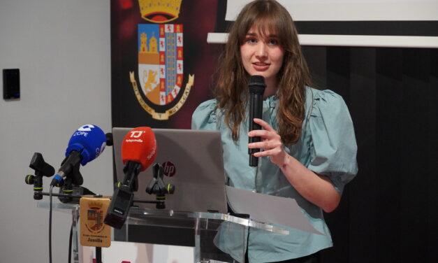 La joven escritora Elena López presentó “literariamente” la revista Pleita