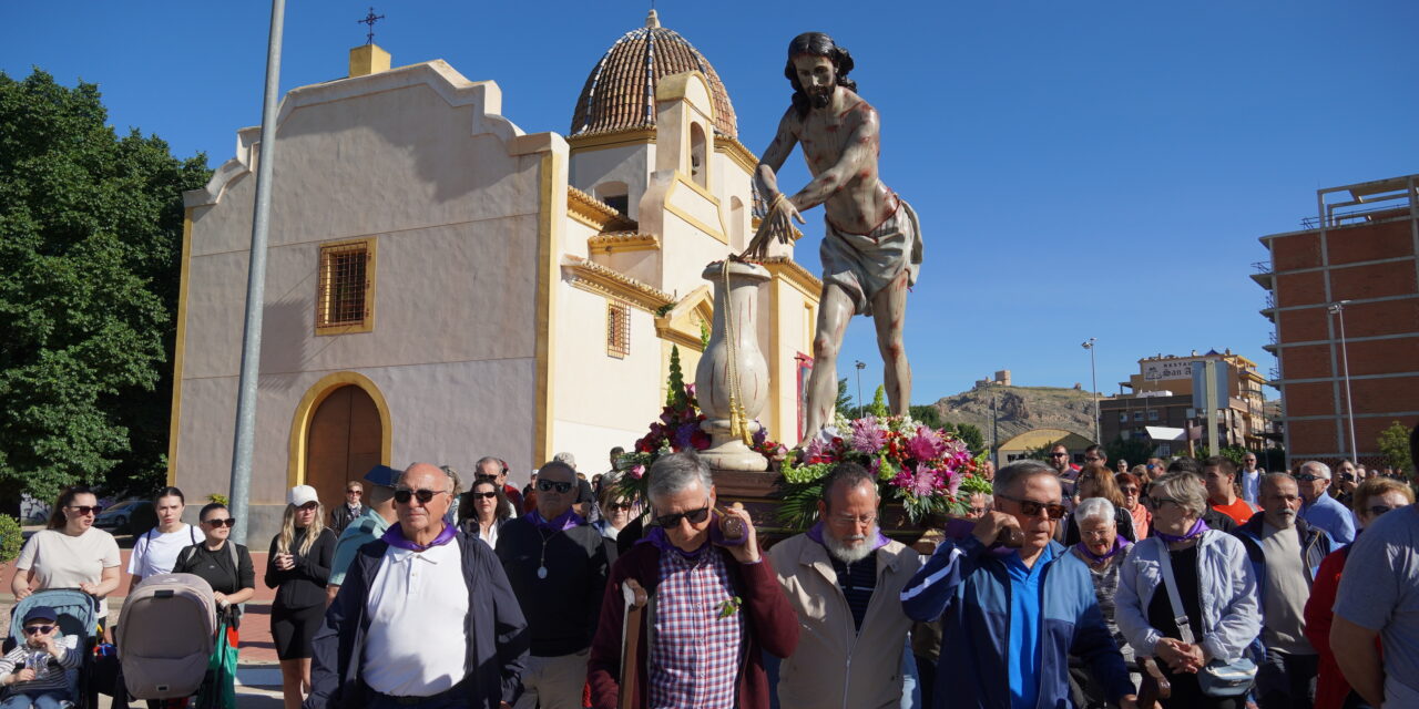 Una multitudinaria romería de gente acompaña al Cristo hasta Santa Ana