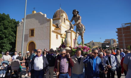 Una multitudinaria romería de gente acompaña al Cristo hasta Santa Ana