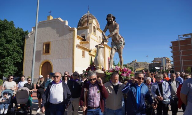 Una multitudinaria romería de gente acompaña al Cristo hasta Santa Ana