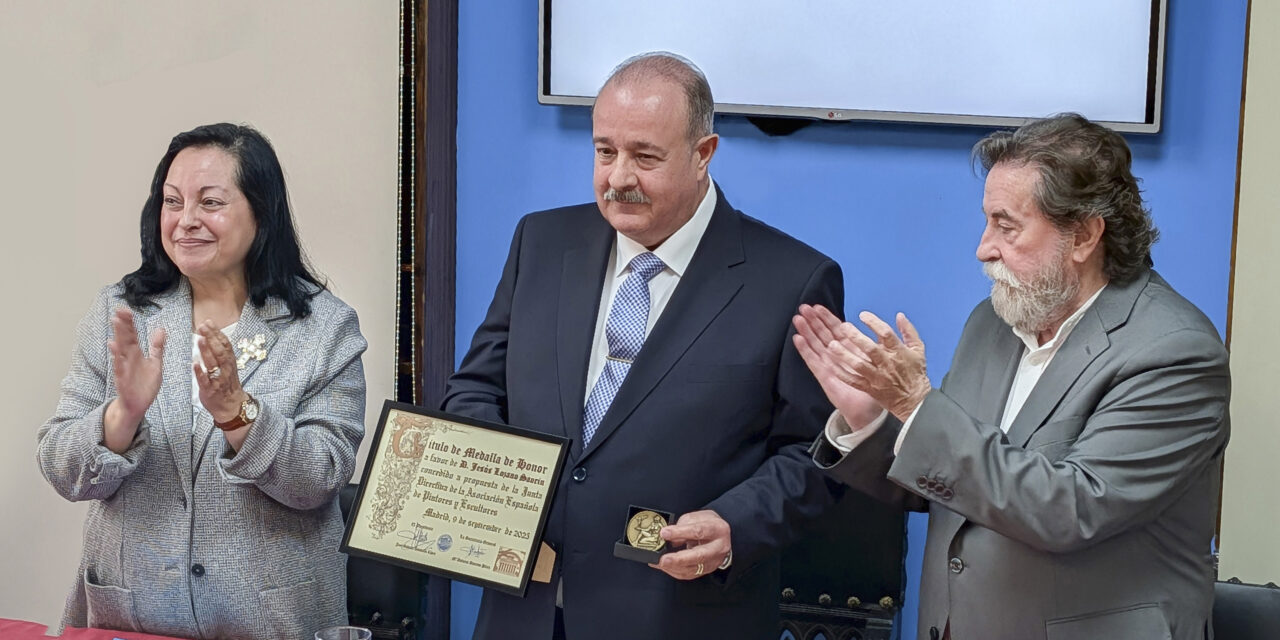 Saorín recibe la Medalla de Honor de la AEPE por su dominio de la técnica en el arte contemporáneo