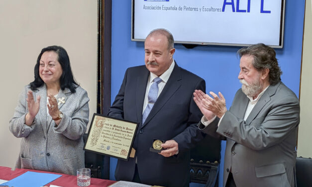 Saorín recibe la Medalla de Honor de la AEPE por su dominio de la técnica en el arte contemporáneo