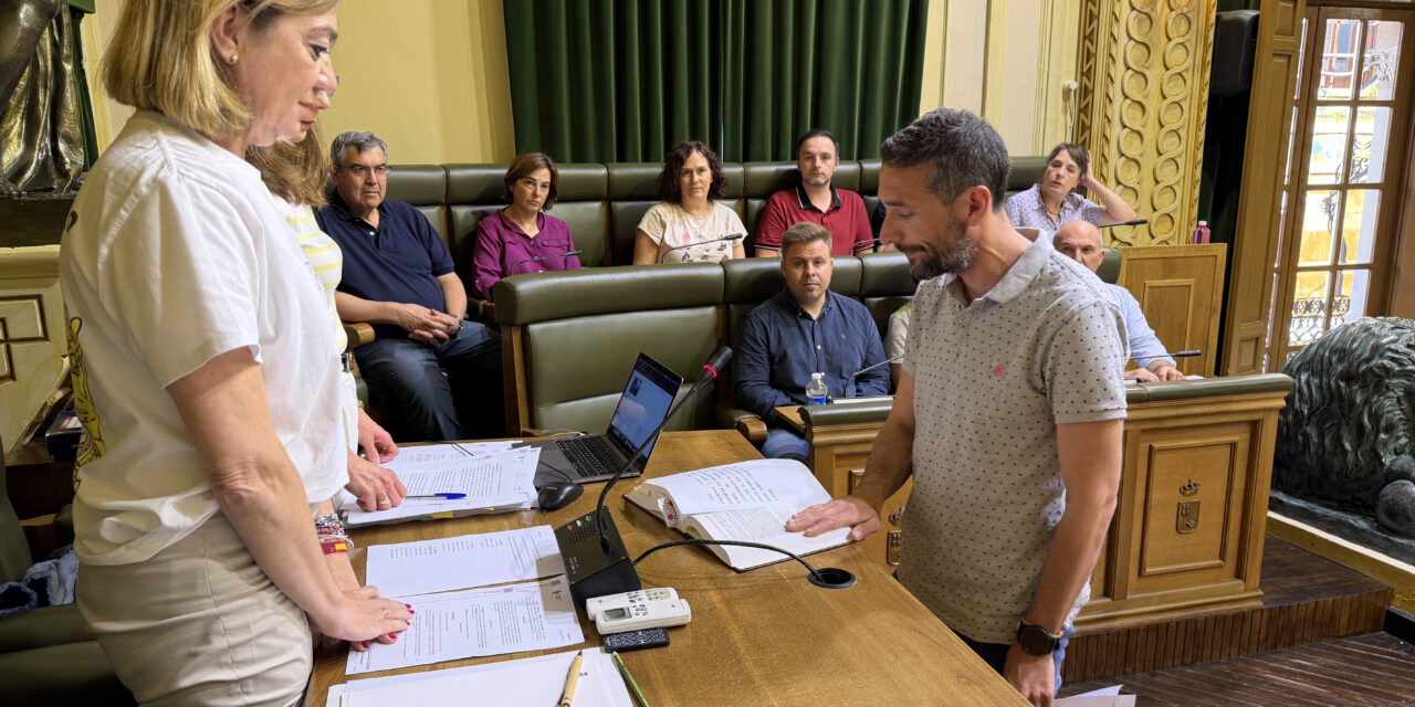 Juan Ignacio Cruz Lozano toma posesión de su acta de concejal en el pleno ordinario de mayo.