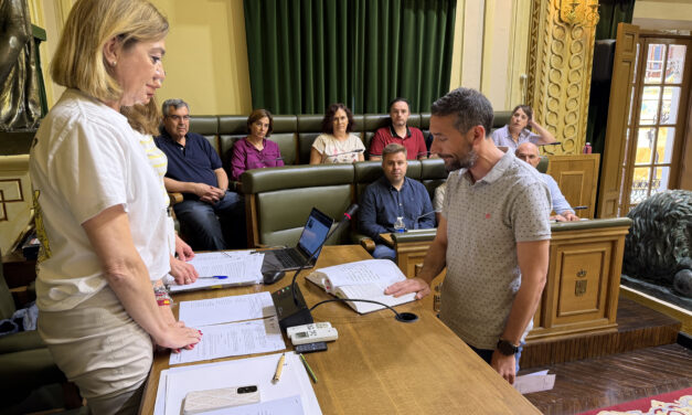 Juan Ignacio Cruz Lozano toma posesión de su acta de concejal en el pleno ordinario de mayo.