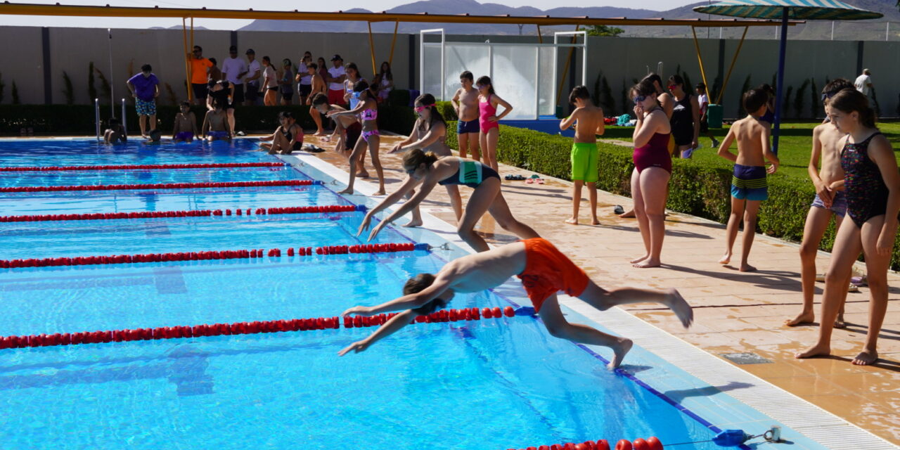 Más de 200 escolares participan en el Acuatlón Escolar de Jumilla