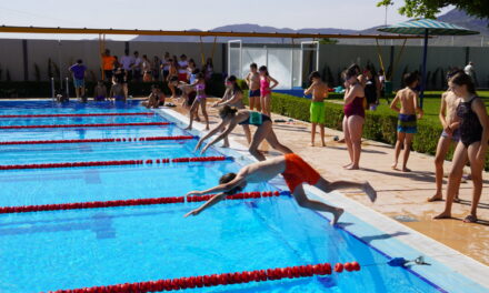 Más de 200 escolares participan en el Acuatlón Escolar de Jumilla