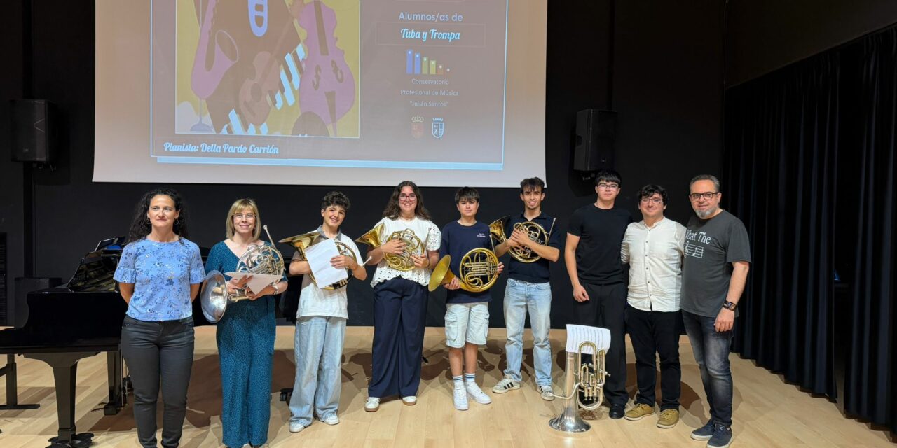 Los alumnos de trompeta, trompa, tuba y guitarra muestran lo aprendido en el curso