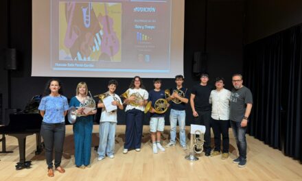 Los alumnos de trompeta, trompa, tuba y guitarra muestran lo aprendido en el curso