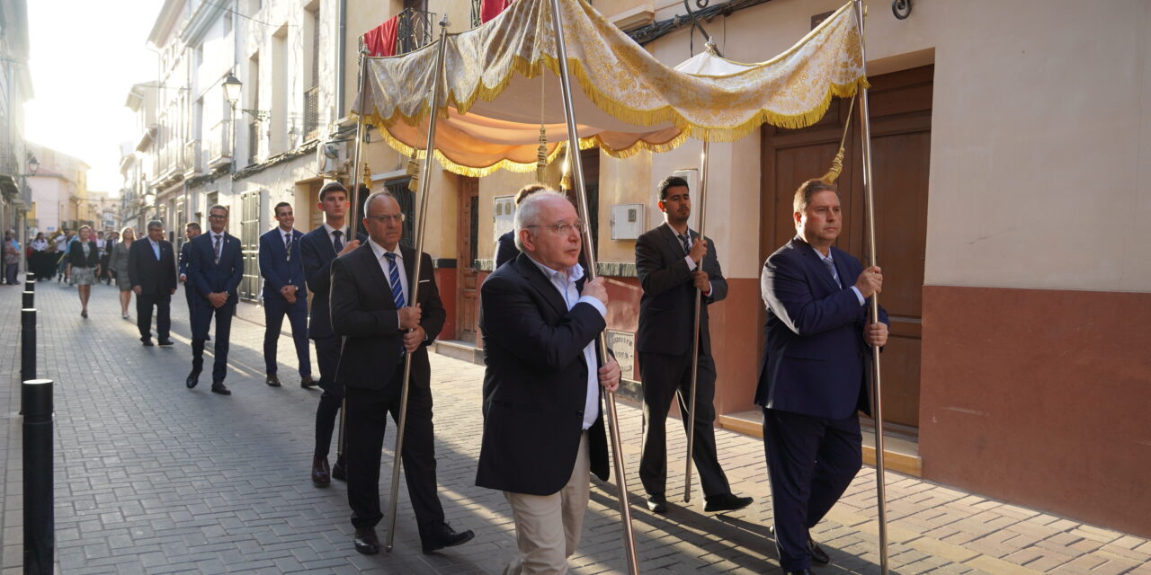 El Corpus Christi procesiona junto a una multitud de fieles y devotos