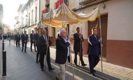 El Corpus Christi procesiona junto a una multitud de fieles y devotos