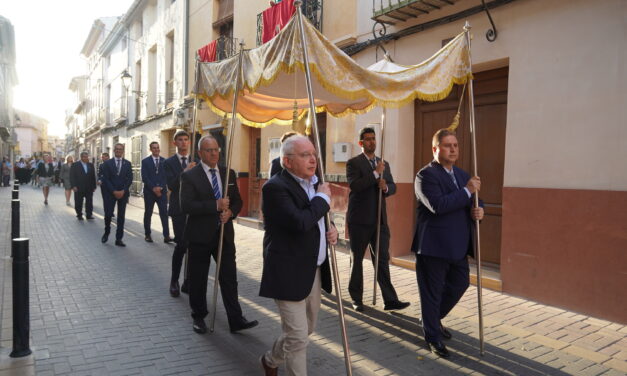 El Corpus Christi procesiona junto a una multitud de fieles y devotos