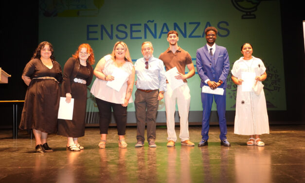 La Escuela de Adultos finaliza el curso con la entrega de diplomas