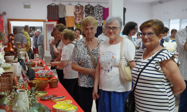 Los usuarios del Centro de Mayores exponen más de 300 trabajos de artesanía