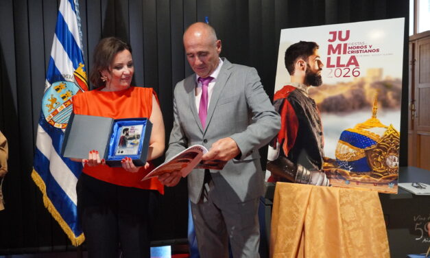 Fina Vargas reivindica la historia y la música, presentando el libro de Moros y Cristianos