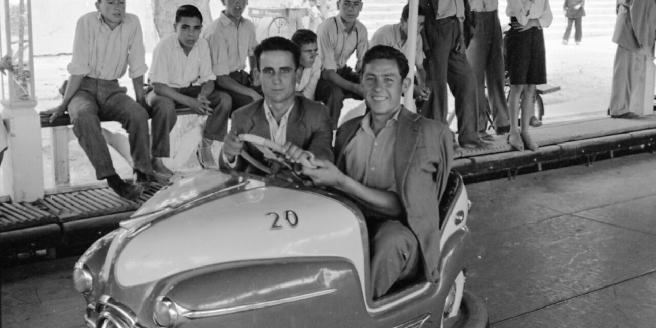 Una vuelta por la Feria. Capítulo 3. Atracciones, turrones y cine: la Feria rompe la rutina de una sociedad demasiado ocupada