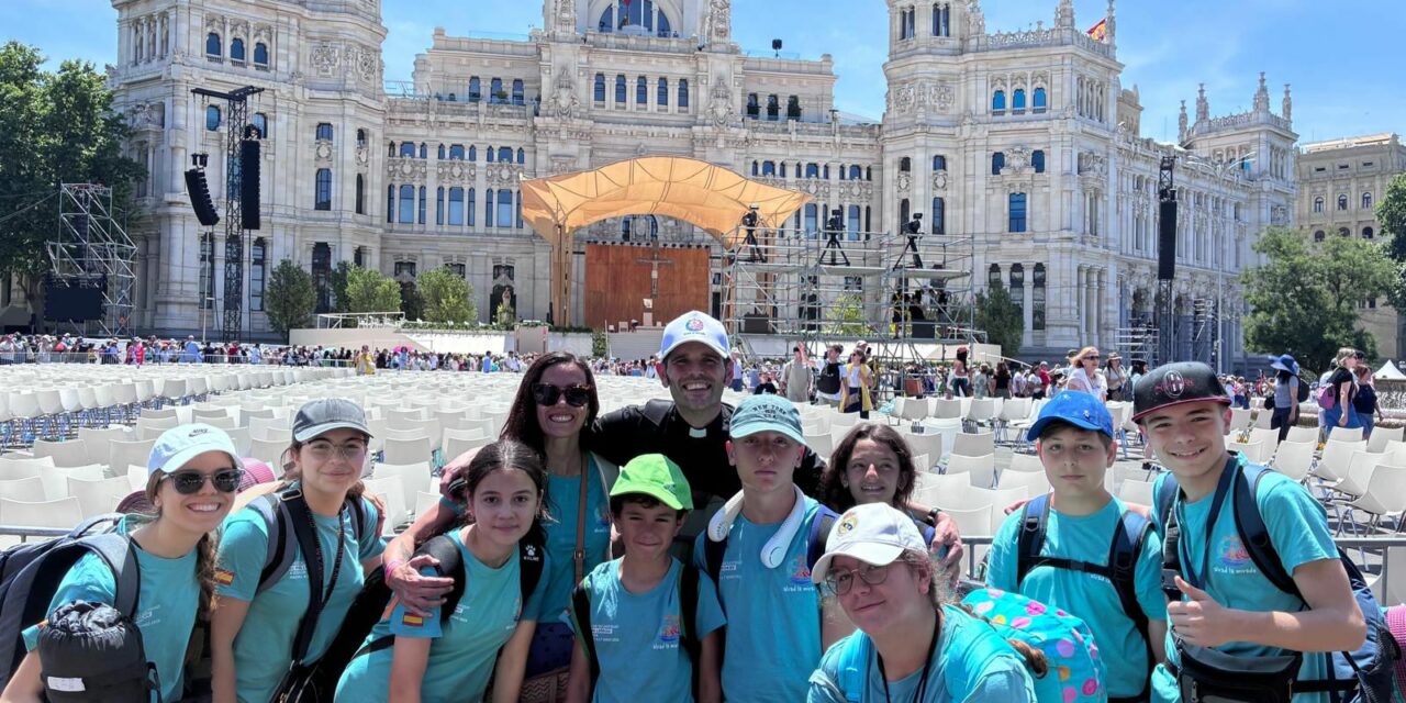 Un grupo de jóvenes de la Parroquia de San Juan asisten a la misa del Papa en Madrid