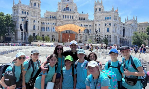 Un grupo de jóvenes de la Parroquia de San Juan asisten a la misa del Papa en Madrid