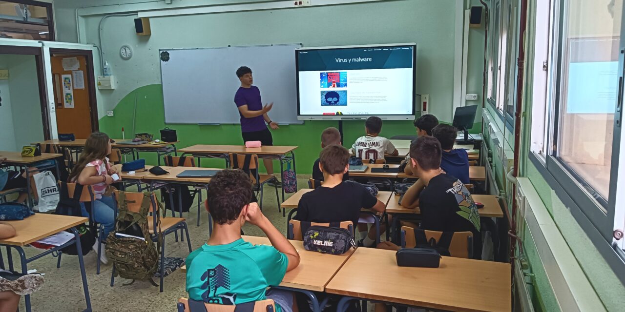 Estudiantes de 4º de ESO enseñan ciberseguridad a sus compañeros más jóvenes en el IES Infanta Elena