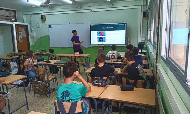Estudiantes de 4º de ESO enseñan ciberseguridad a sus compañeros más jóvenes en el IES Infanta Elena