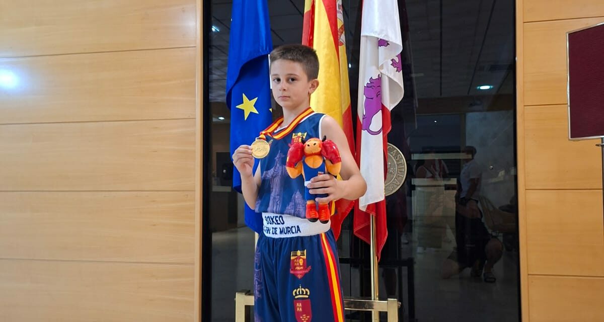 Pascual Tomás domina en el ring y ya es campeón de España de Boxeo Escolar