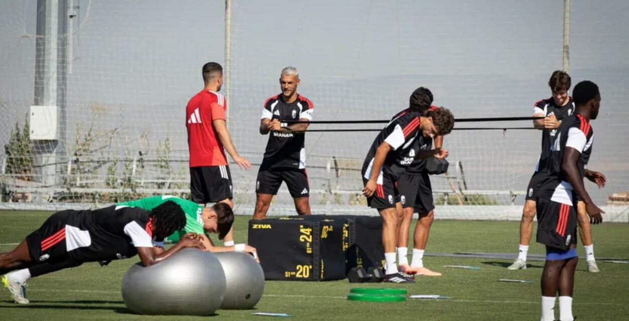 Carlos Guirao inició la pretemporada este martes con la primera plantilla del Granada CF
