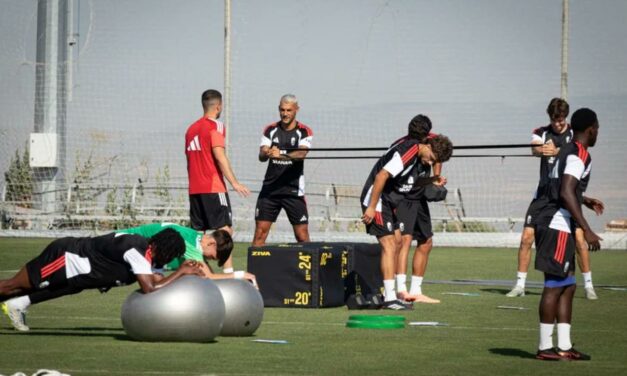 Carlos Guirao inició la pretemporada este martes con la primera plantilla del Granada CF