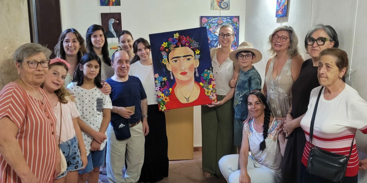Amfiju recibe la colecta del cuadro donado por la artesana Pepi García, y que adquirió Manuela Simón