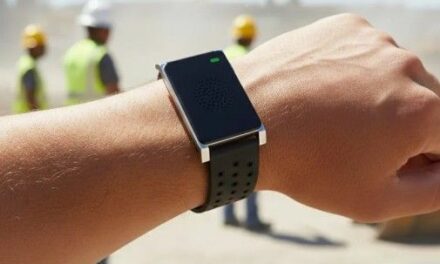 El Ayuntamiento entrega pulseras a 35 trabajadores municipales para prevenir los golpes de calor