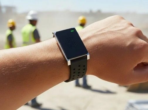 El Ayuntamiento entrega pulseras a 35 trabajadores municipales para prevenir los golpes de calor