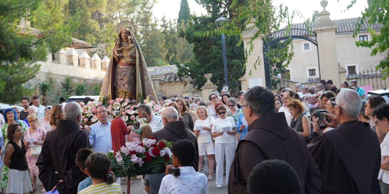 La abuela Santa Ana reúne a sus fieles en el atrio de su convento