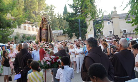 La abuela Santa Ana reúne a sus fieles en el atrio de su convento