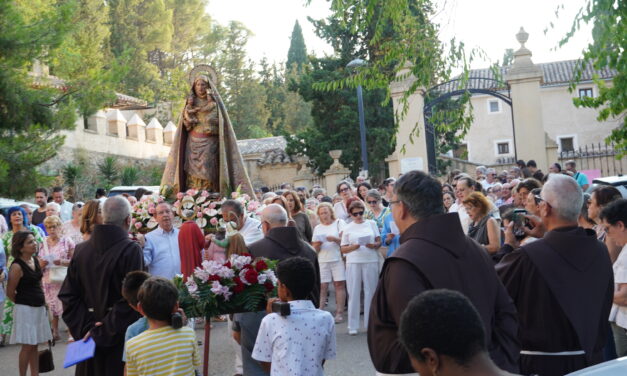 La abuela Santa Ana reúne a sus fieles en el atrio de su convento