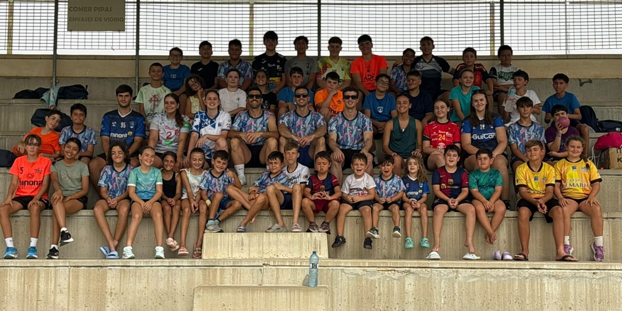 El Campus de Balonmano reúne a 50 jóvenes de entre 6 y 16 años