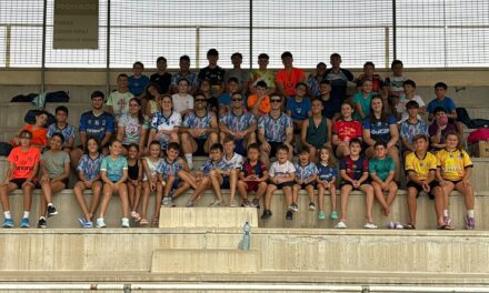 El Campus de Balonmano reúne a 50 jóvenes de entre 6 y 16 años