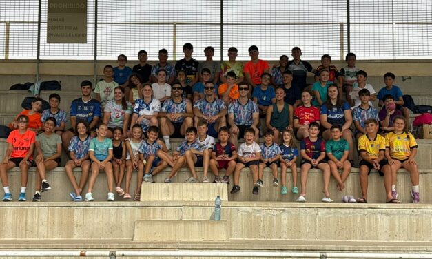 El Campus de Balonmano reúne a 50 jóvenes de entre 6 y 16 años