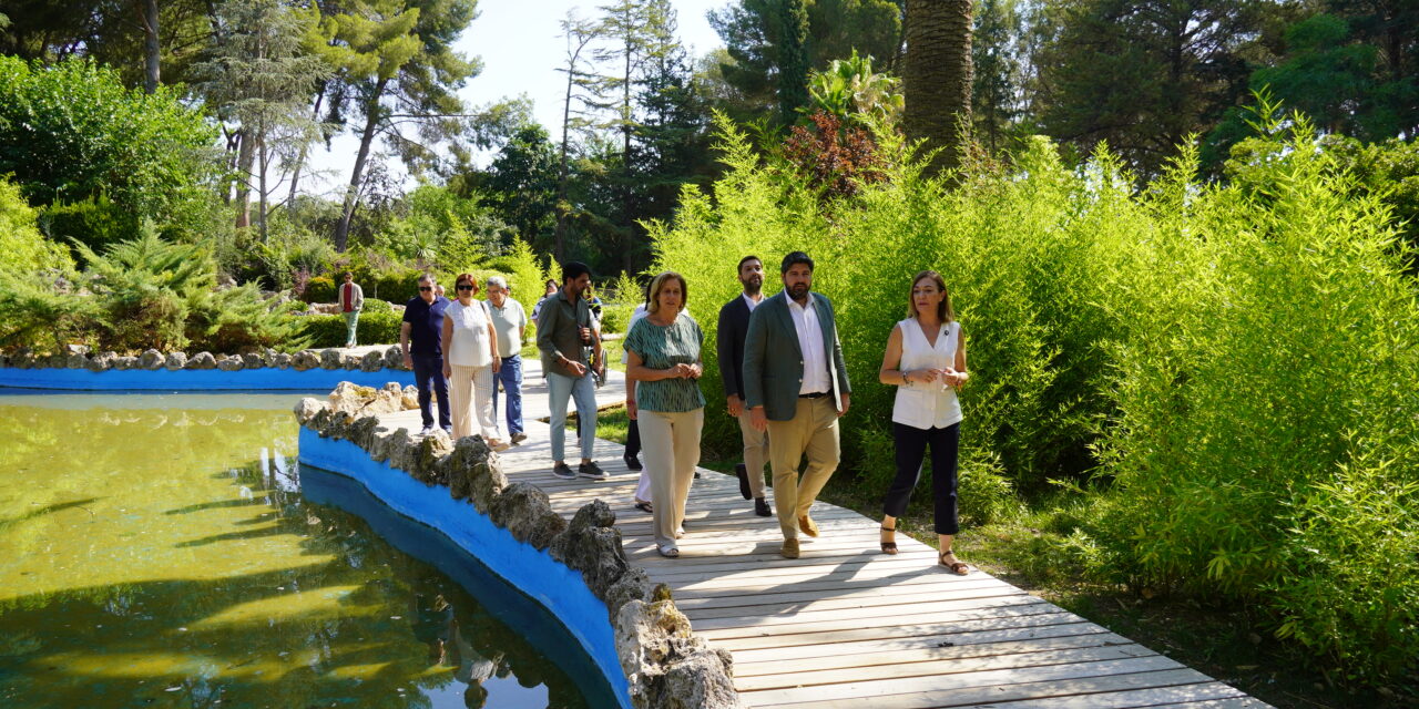 El presidente López Miras gira visita a un remodelado jardín Botánico en La Estacada