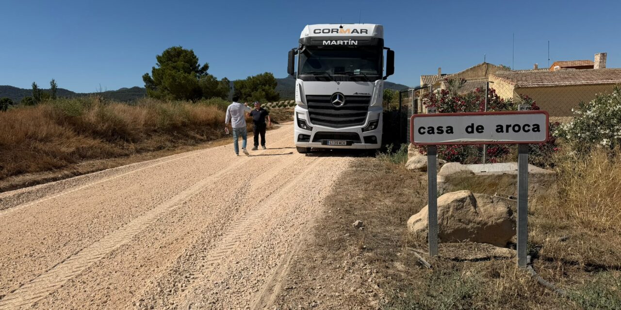 El Ayuntamiento está realizando el acondicionamiento del camino del Charco de la Peña en la pedanía de La Zarza