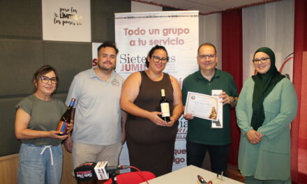 La AA.VV. del Barrio del Carmen distingue con un diploma a Siete Días Jumilla por apoyar sus iniciativas