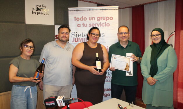 La AA.VV. del Barrio del Carmen distingue con un diploma a Siete Días Jumilla por apoyar sus iniciativas
