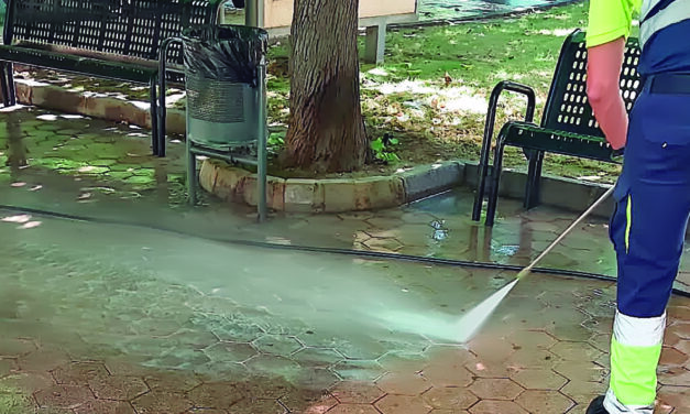 Servicios crea una nueva brigada de limpieza viaria mediante baldeo con agua a presión y jabón