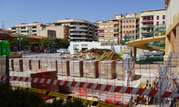 Los comerciantes del mercado “indignados” no confían en que las obras vayan a terminar
