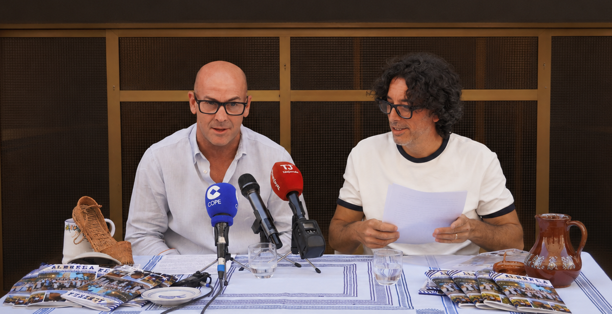 Fran Guirao presenta la revista de La Alborga con una cata de los ‘vinos’ de ‘la bodega’ de la peña