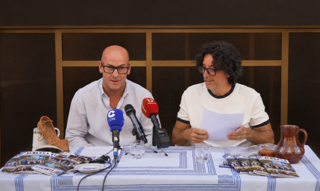 Fran Guirao presenta la revista de La Alborga con una cata de los ‘vinos’ de ‘la bodega’ de la peña